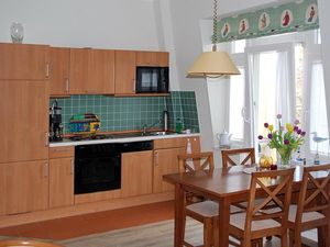 Küchenzeile mit Esstisch und Sitzgelegenheit