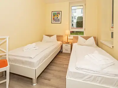 Schlafzimmer mit zwei Einzelbetten