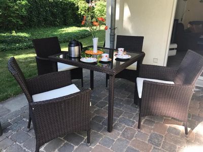 Terrasse mit Gartenmöbeln