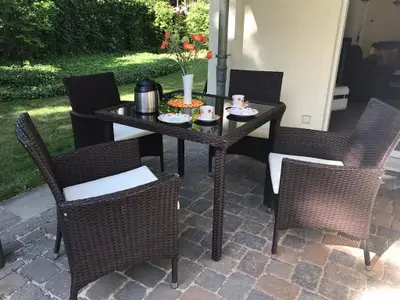 Terrasse mit Gartenmöbeln