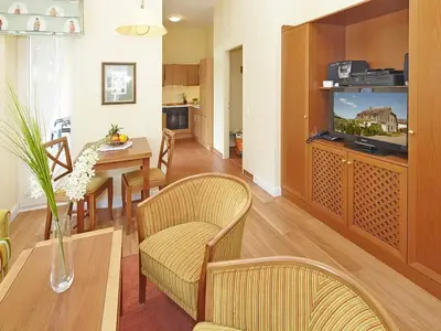 Wohn-Essbereich mit Couch und Flatscreen-TV