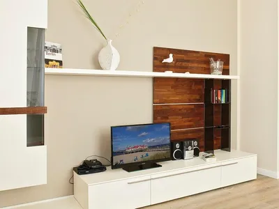 Wohn-Essbereich mit Couch und Flatscreen-TV