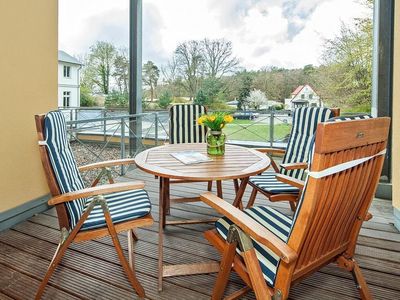 Terrasse mit Gartenmöbeln