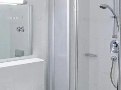 Badezimmer mit Dusche