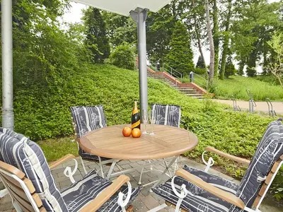 Terrasse mit Gartenmöbel