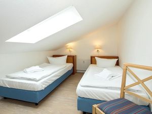 Schlafzimmer mit zwei Einzelbetten