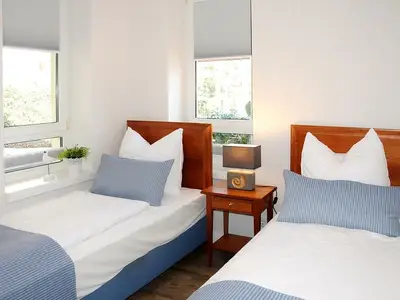 Schlafzimmer mit zwei Einzelbetten