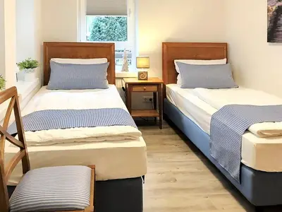Schlafzimmer mit zwei Einzelbetten