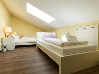 Schlafzimmer mit zwei Einzelbetten