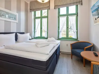 Schlafzimmer mit Doppelbett