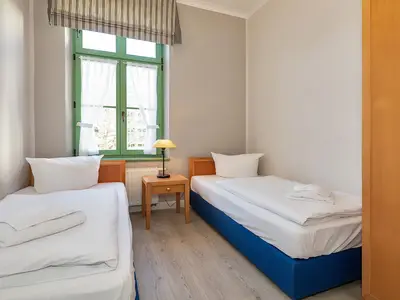 Schlafzimmer mit zwei Einzelbetten