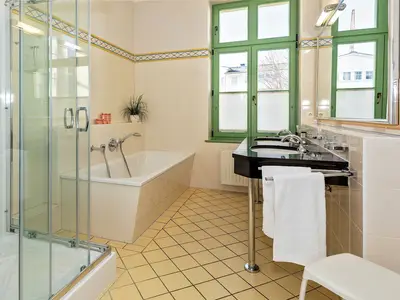 Badezimmer mit Badewanne und Dusche