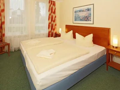 Schlafzimmer mit Doppelbett