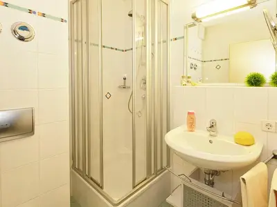 Badezimmer mit Dusche