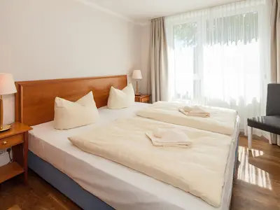 Schlafzimmer mit Doppelbett