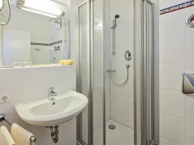 Badezimmer mit Dusche
