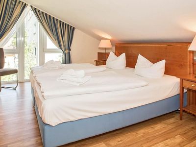 Schlafzimmer mit Doppelbett