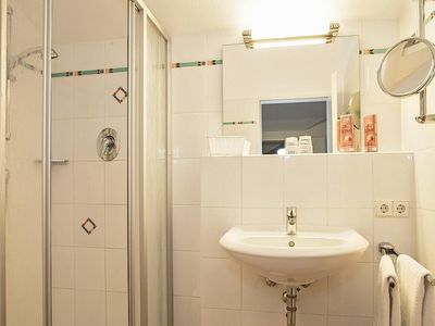 Badezimmer mit Dusche