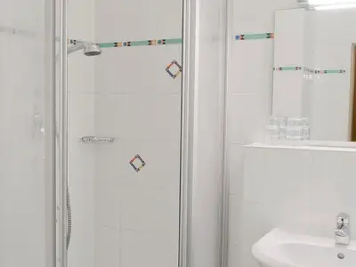 Badezimmer mit Dusche