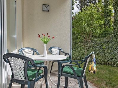 Terrasse mit Gartenmöbeln