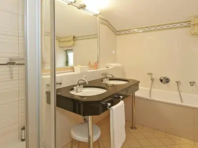 Badezimmer mit Dusche
