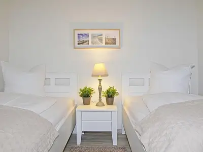 Schlafzimmer mit zwei Einzelbetten