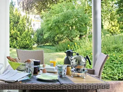 Terrasse mit Gartenmöbeln