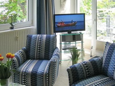 Wohn-Essbereich mit Couch und Flatscreen-TV