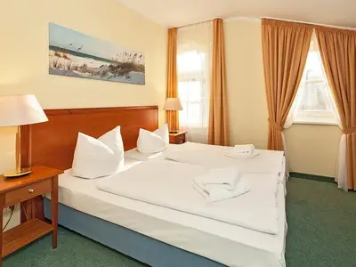 Schlafzimmer mit Doppelbett