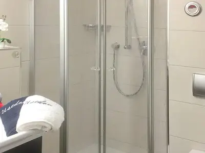 Badezimmer mit Dusche
