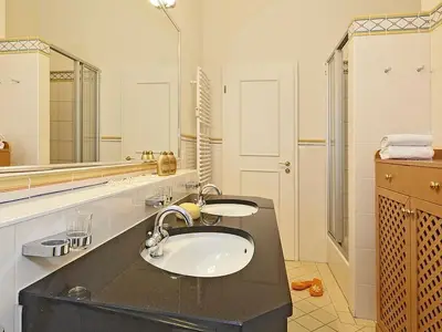 Badezimmer mit Dusche