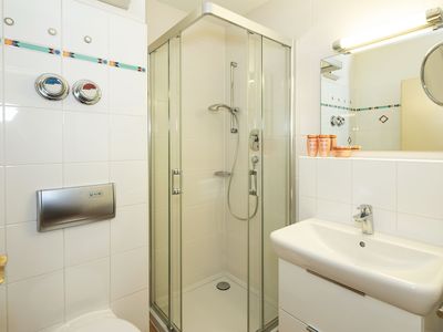 Badezimmer mit Dusche und Waschtisch