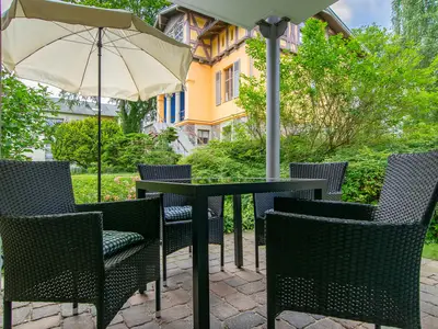 Terrasse mit Gartenmöbeln