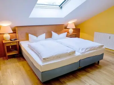 Schlafzimmer mit Doppelbett