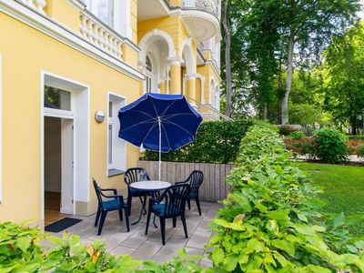 Terrasse mit Gartenmöbeln