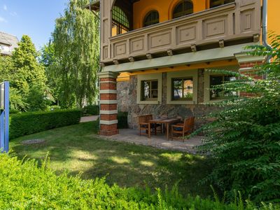 Terrasse mit Gartenmöbeln und Grünfläche