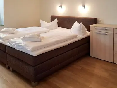Schlafzimmer mit Doppelbett