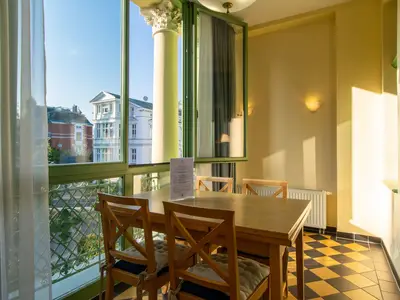 Veranda mit Esstisch