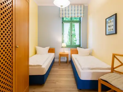 Schlafzimmer mit zwei Einzelbetten