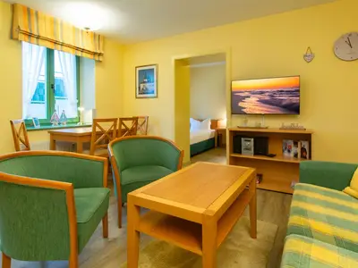 Wohn-Essbereich mit Couch und Flatscreen-TV