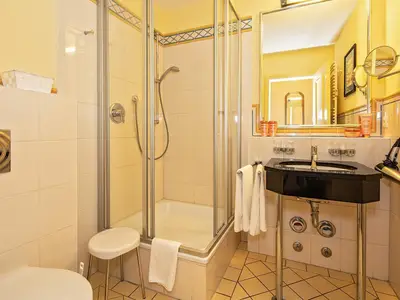 Badezimmer mit Dusche