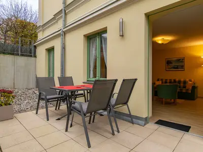 Terrasse mit Gartenmöbeln