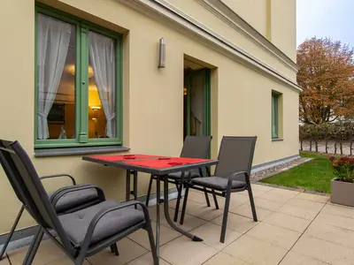 Terrasse mit Gartenmöbeln