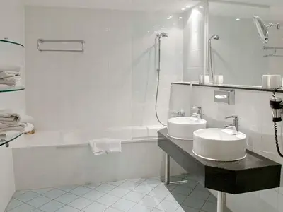 Badezimmer mit Duschwanne