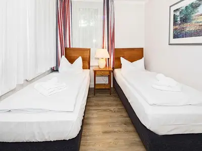 Schlafzimmer mit zwei Einzelbetten