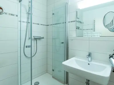 Badezimmer mit Dusche