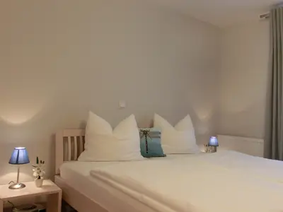 Schlafzimmer mit großen Doppelbett