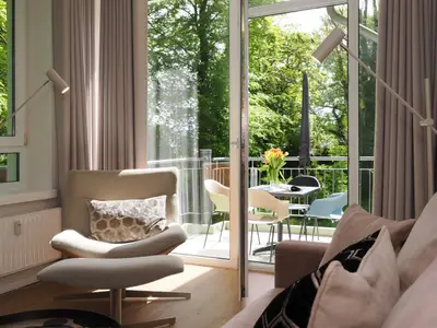 Wohn-Essbereich mit Blick zum Balkon