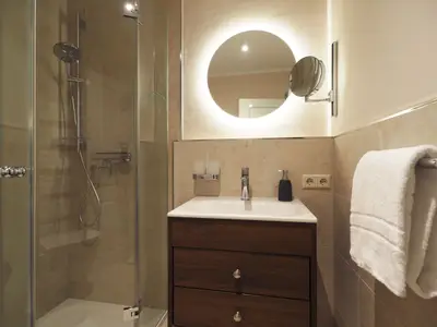 Badezimmer mit Dusche