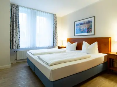 Schlafzimmer mit Doppelbett
